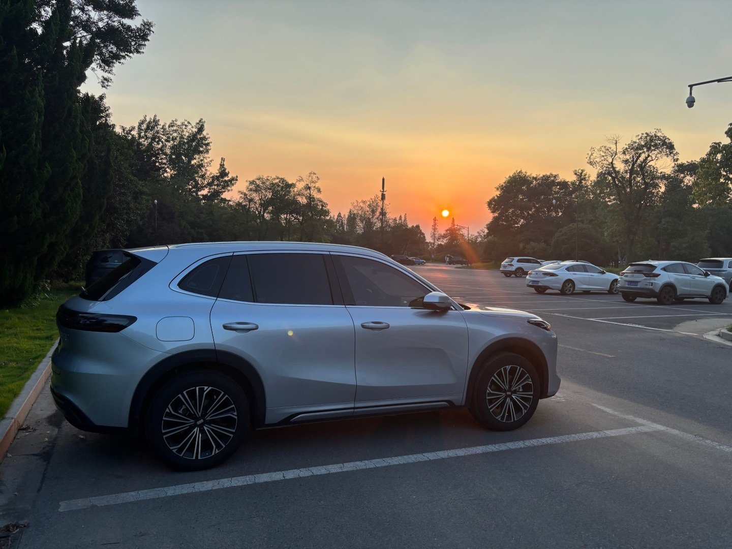 这两张夕阳下的吉利银河星舰7em-i ，还蛮有感觉的新能源大牛说