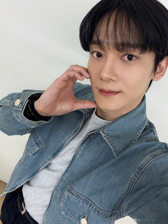 金钟大全世界巡回溜娃 今日份偶遇：金钟大独自带娃出街！👶 谁能想到舞台上高音炸