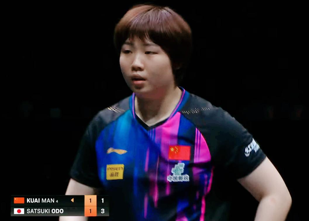 坏了，蒯曼危险了！
发球和速度，
都被大藤算死了。

第一局
蒯曼靠发抢，靠速度