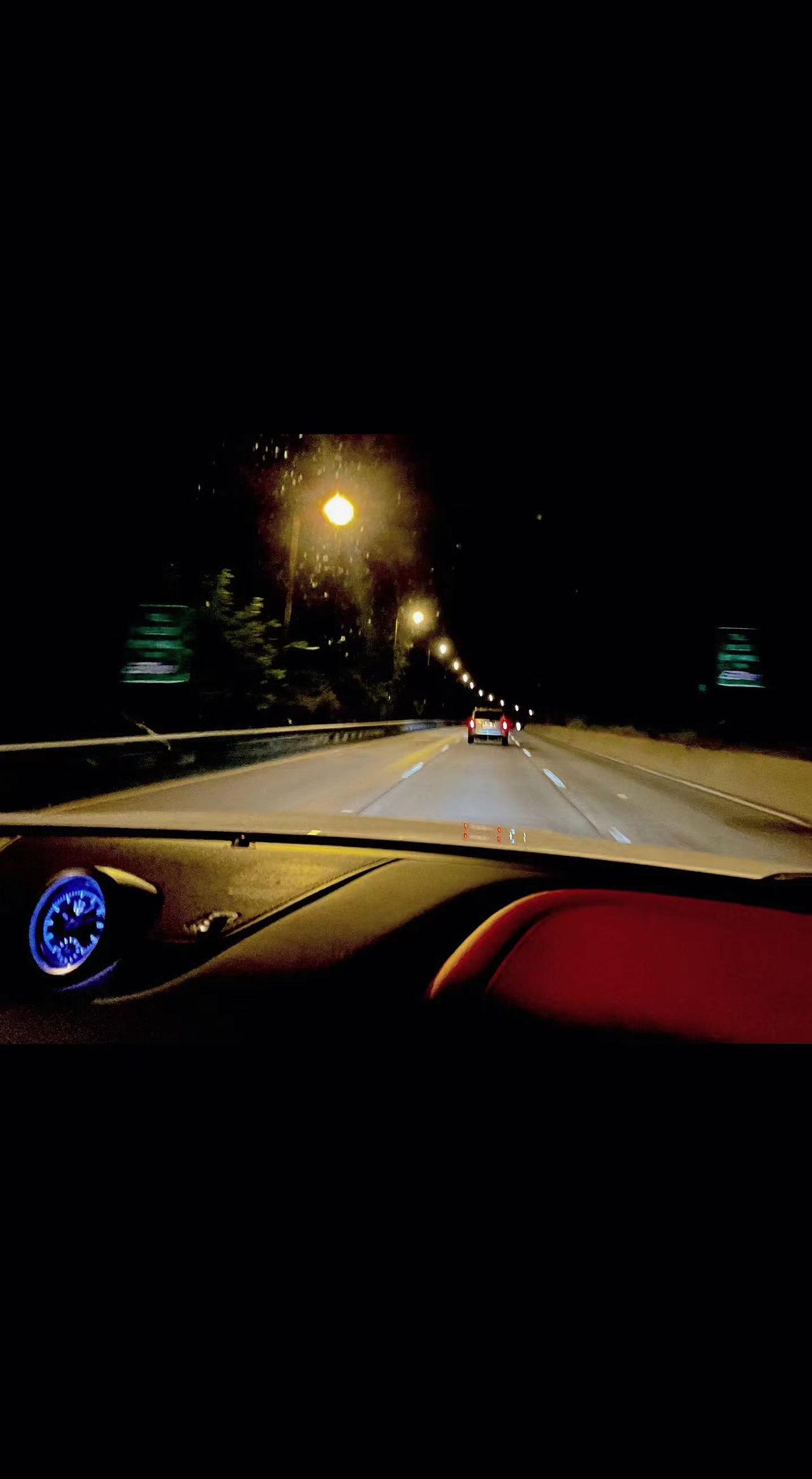 🌃仪表盘蓝光是孤独的星，路灯串成银河引我回家✨。夜路再长，总有一盏为你亮着🌌