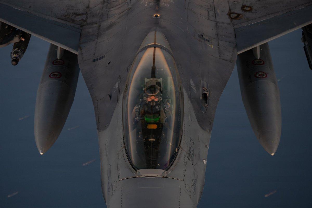 美国中央司令部发布：
一架 KC-135 “同温层加油机” 在中东上空执行巡逻任