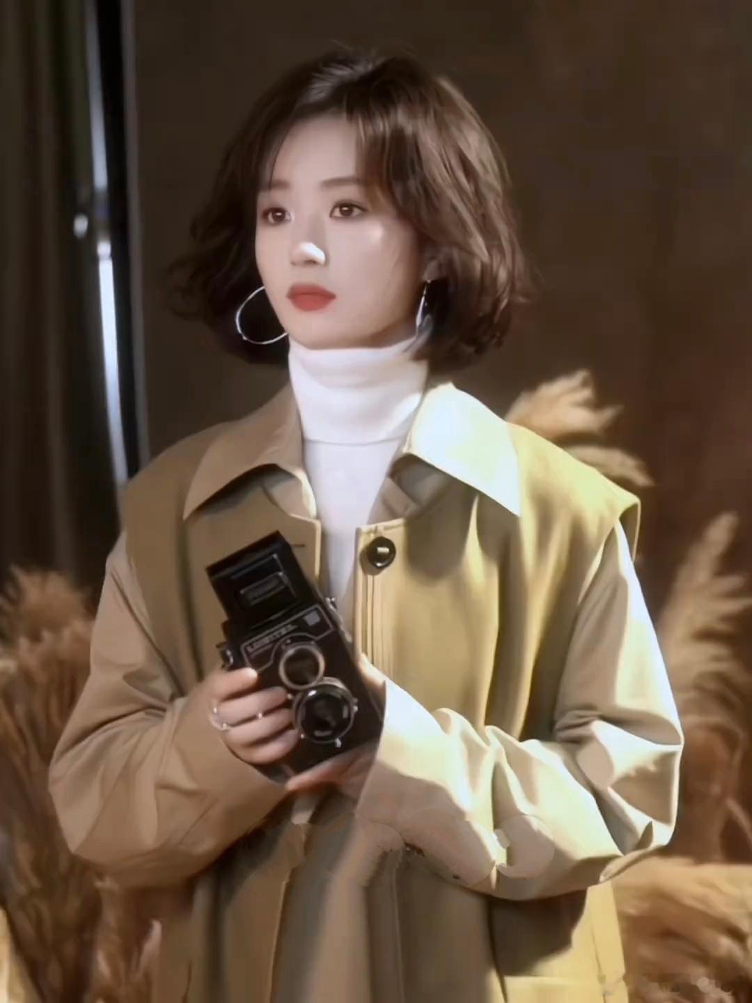 赵丽颖短发造型美翻啦！她的短发尽显文艺范儿，仿佛从画中走出的女主。那灵动的气质，