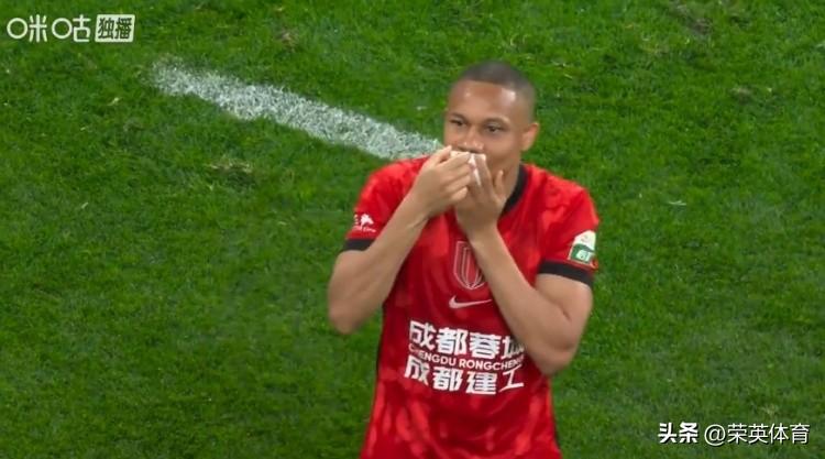 在本场焦点大战中，席尔瓦首发出场，不仅个人上演了梅开二度的好戏，还造成了深圳新鹏