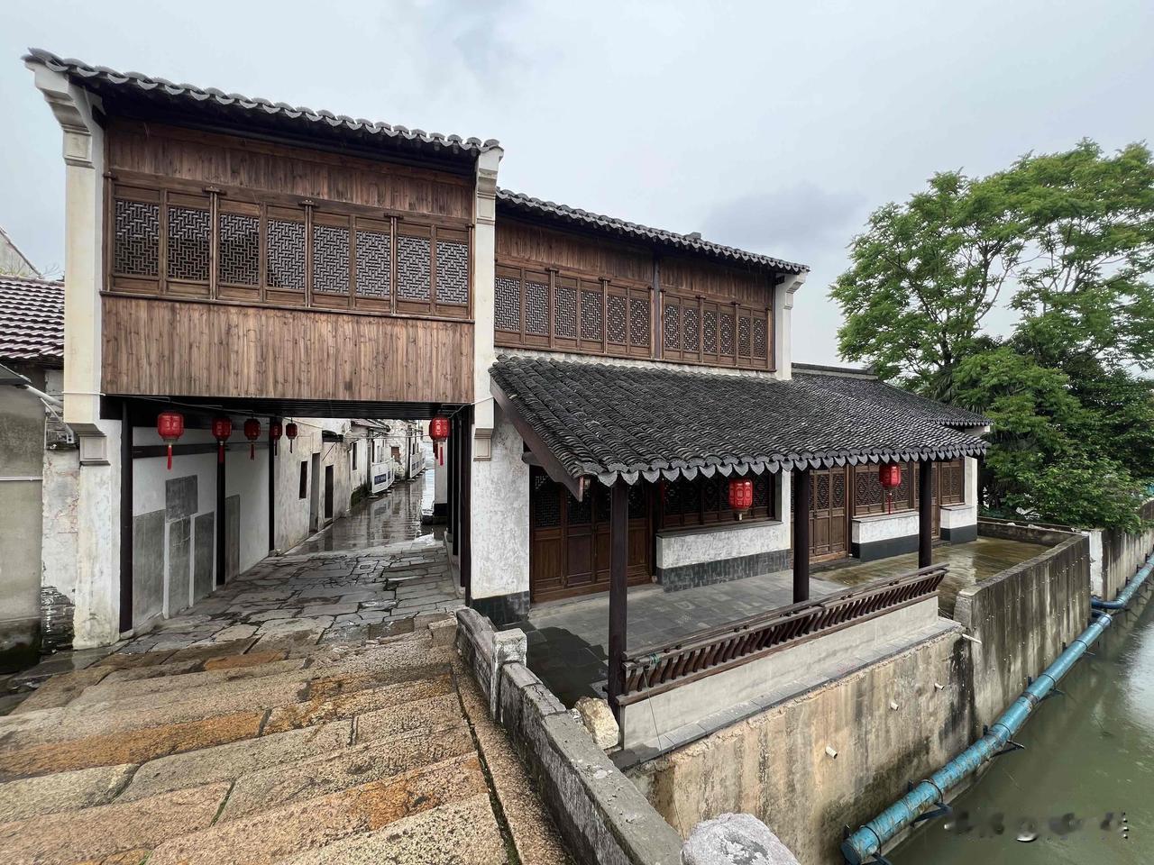 午后的归径老街，于归径桥廊檐下闲坐品茶、静听雨声。上世纪九十年代，我曾与友人在桥