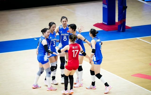 中国女排vs捷克女排 中国女排0比3失利，年轻球员很想拼，但是控制不好自失，第一