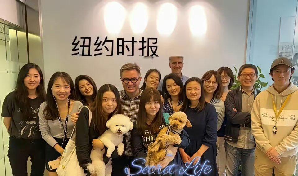纽约时报为什么那么反华？
看一下这张合照就知道了，
怎么那么多华裔面孔？