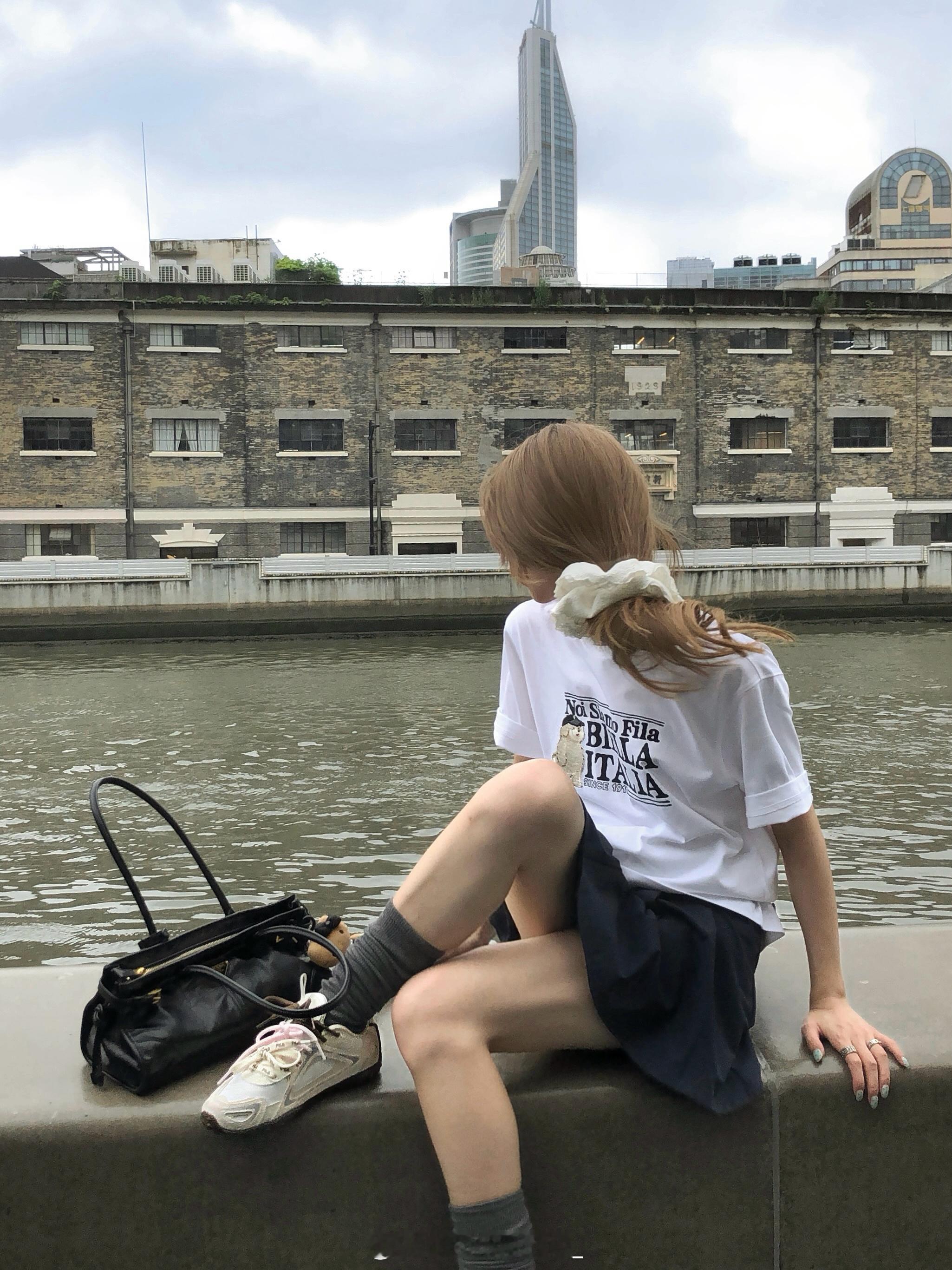 🤳🏼mirror check ▸♡🎧ྀི.⋆⊹阴天的苏州河☁️ 