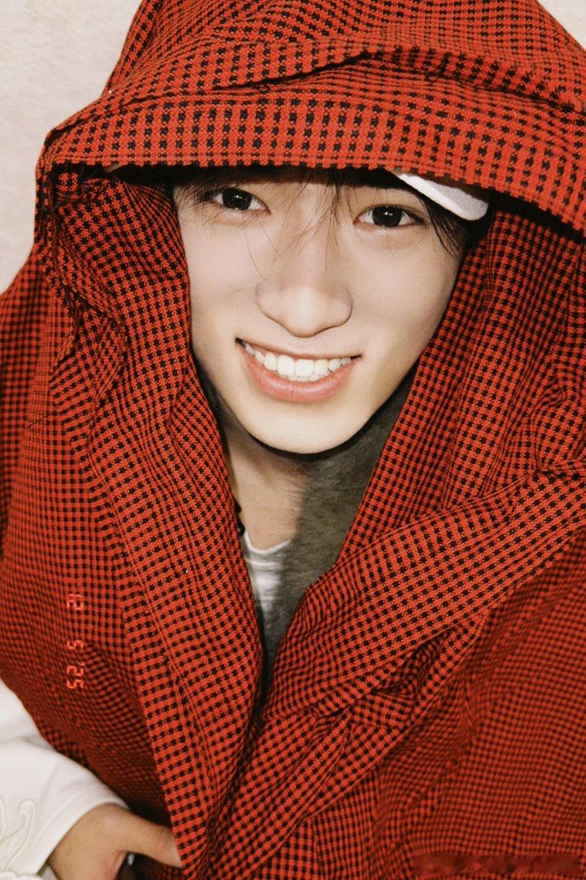 宋亚轩感谢摄影大师丁程鑫 宋亚轩晒丁程鑫拍的自己 宋亚轩晒丁程鑫拍的自己！ 