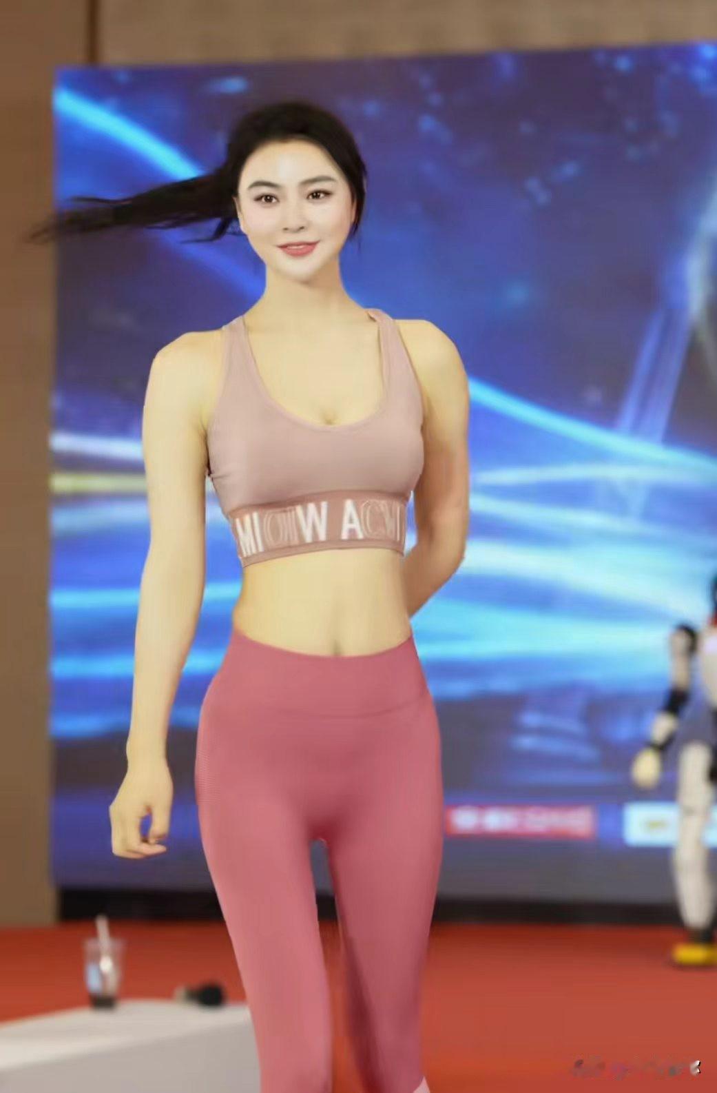 吴丹运动风走秀视频意外走红，豆沙色套装尽显优越身形，台步流畅自然尽显专业功底，松