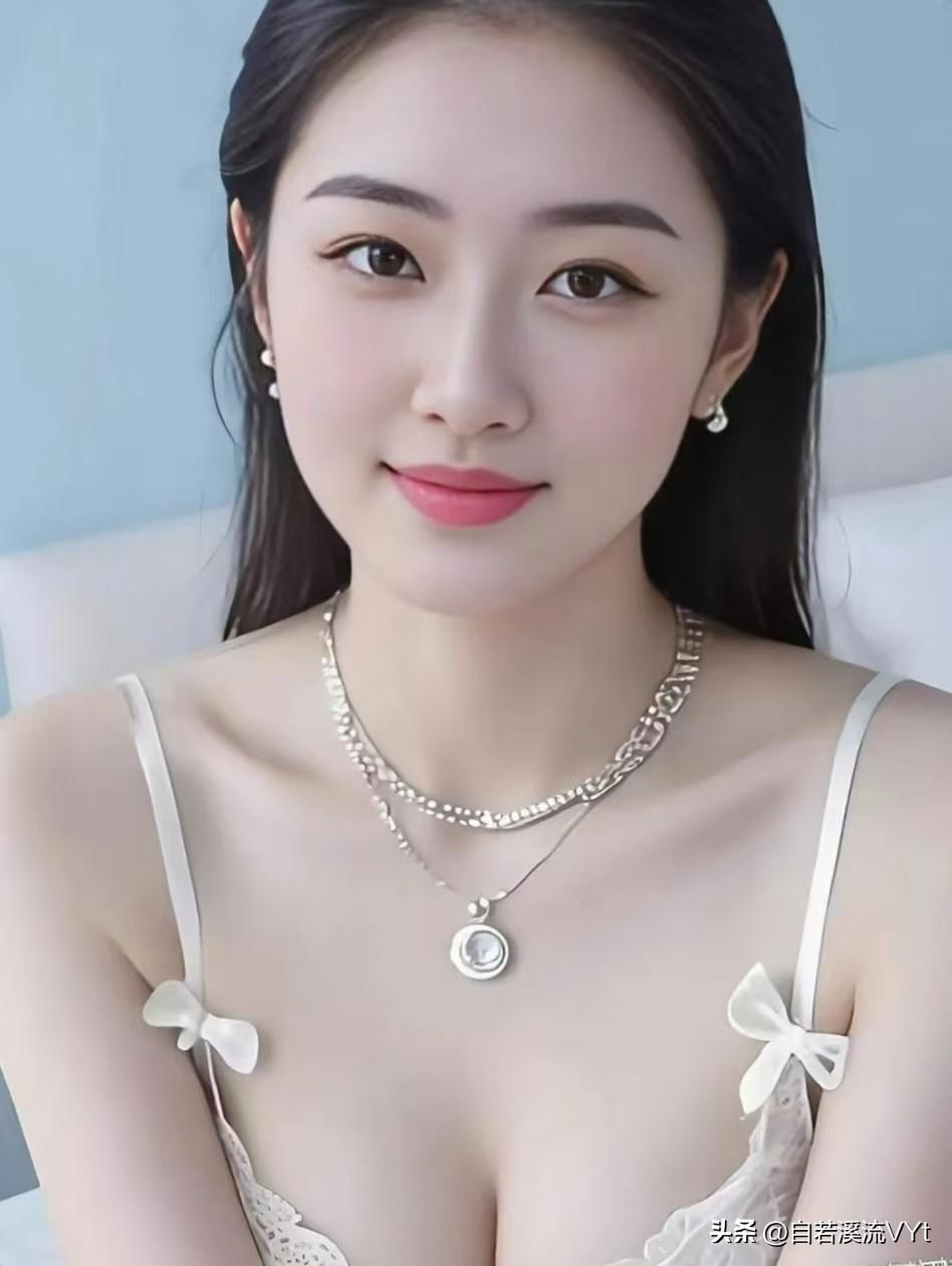 五律·玉容温婉
 
素袂凝清润，柔颜带浅春。
双环垂玉耳，叠链映冰身。
笑靥融温
