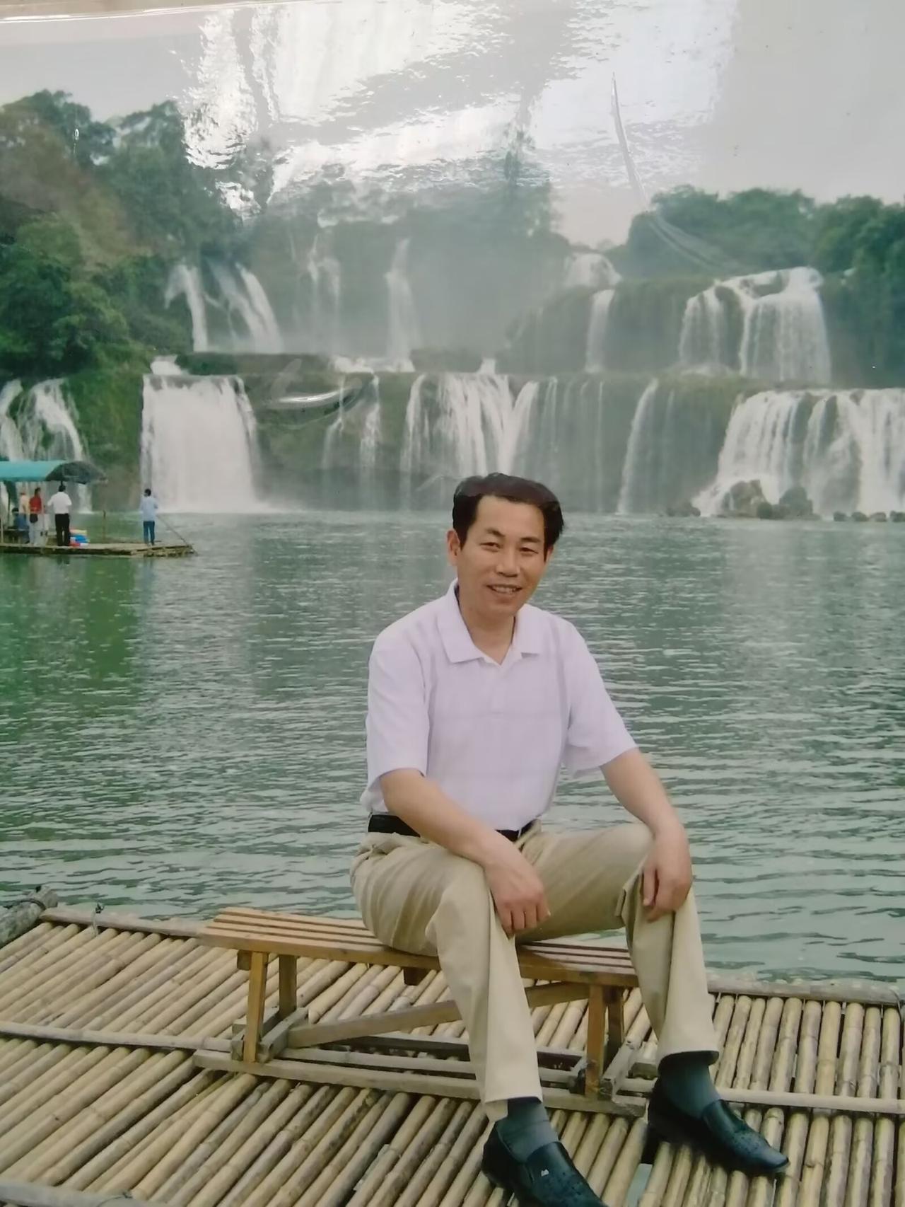 今年中元没去烧纸，心里总觉得空落落的
 
中元节又到了，往年这个时候，我大多都回