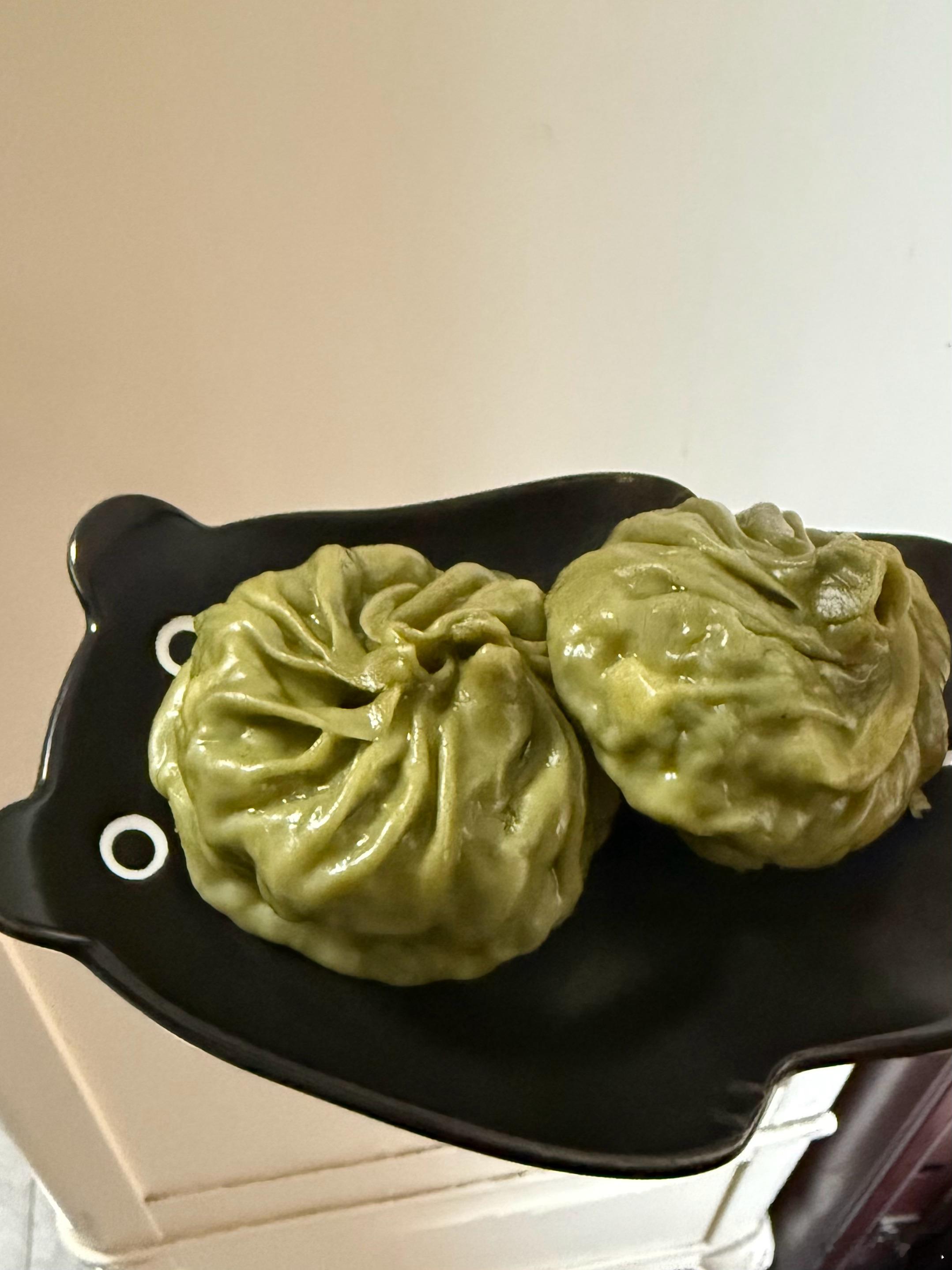 早呀朋友们！盒马这个荠菜蒲公英翡翠烧卖不错，纯素的平时素菜吃少了我就额外吃一下 