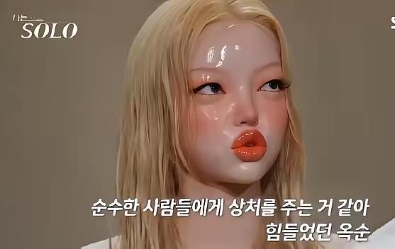 太诡异了，这张脸竟然不是 AI，也不是特效。
 
这个女生是韩国恋综的女嘉宾，在