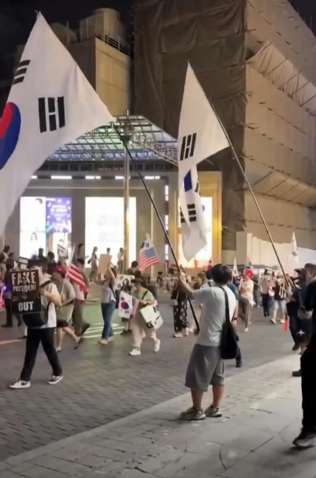 韩国街头，右翼高举美国国旗反现任总统李在明！
但挺奇葩的，每次韩国出现街头游行示