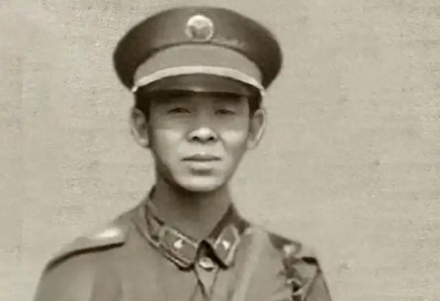 在南疆湿热凶险的深山密林里，曾有一位无人不敬佩的侦察兵英雄。他身陷重围、孤身御敌