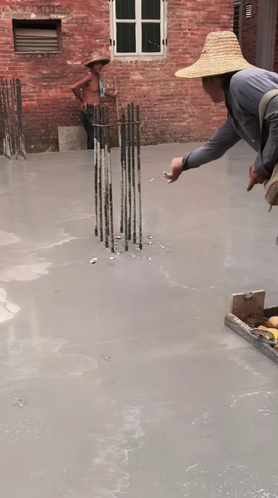 自建房的地基地面都已抹平，师傅为何还要往柱基里扔碎石？其中有何门道？
基础地坪刚