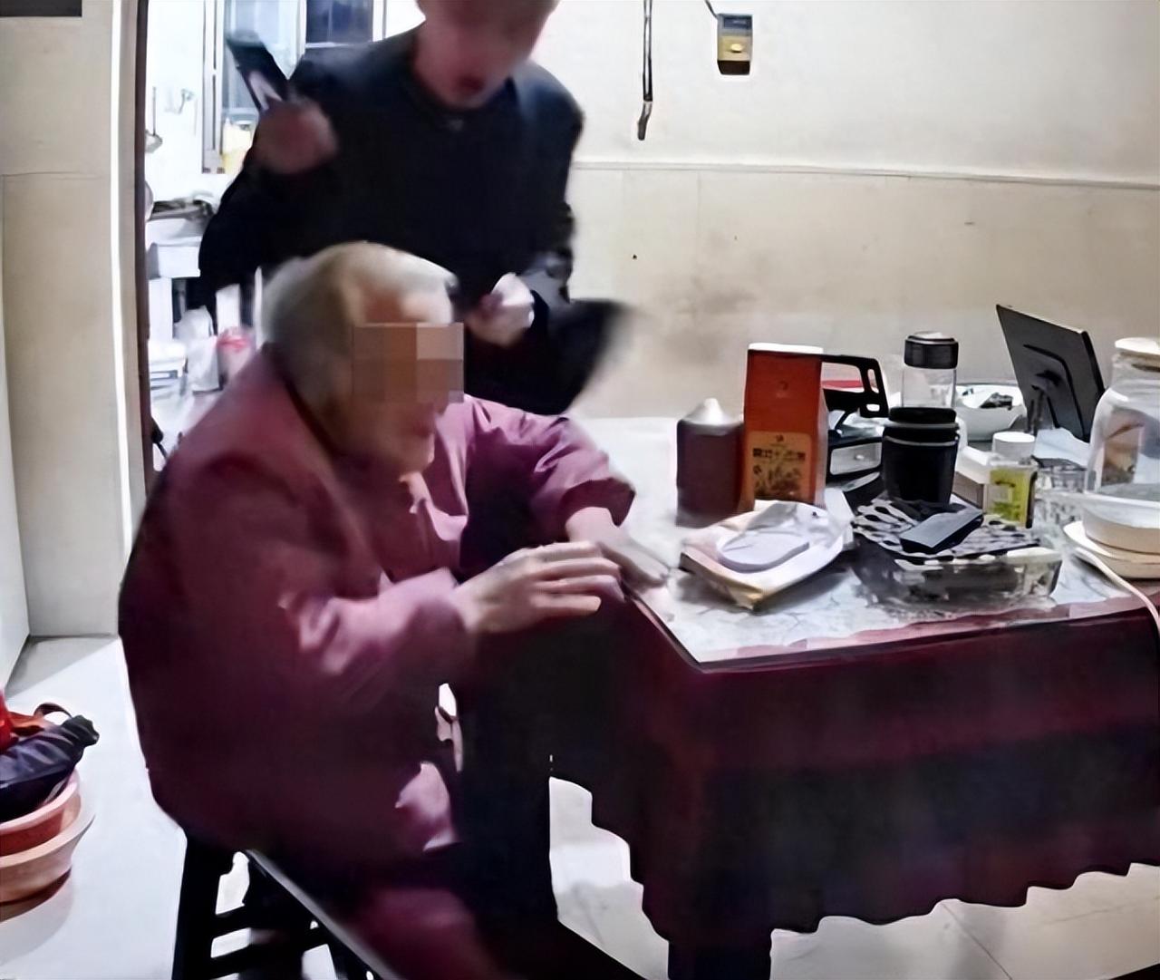 九十多岁的老人。
被儿子拖拽殴打
监控视频让人看不下去。

穿西装打领带的儿子。