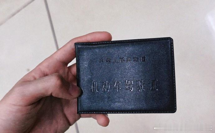 ​​年度最萌晒照！朱志鑫的驾照照片像学生证​​当他对着镜头展示驾照时，那张依旧稚