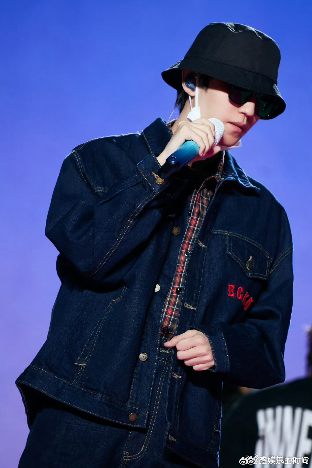 周传雄回应帮王俊凯写歌 周传雄坦言被王俊凯的认真打动，一年多的打磨成就《无人乐园