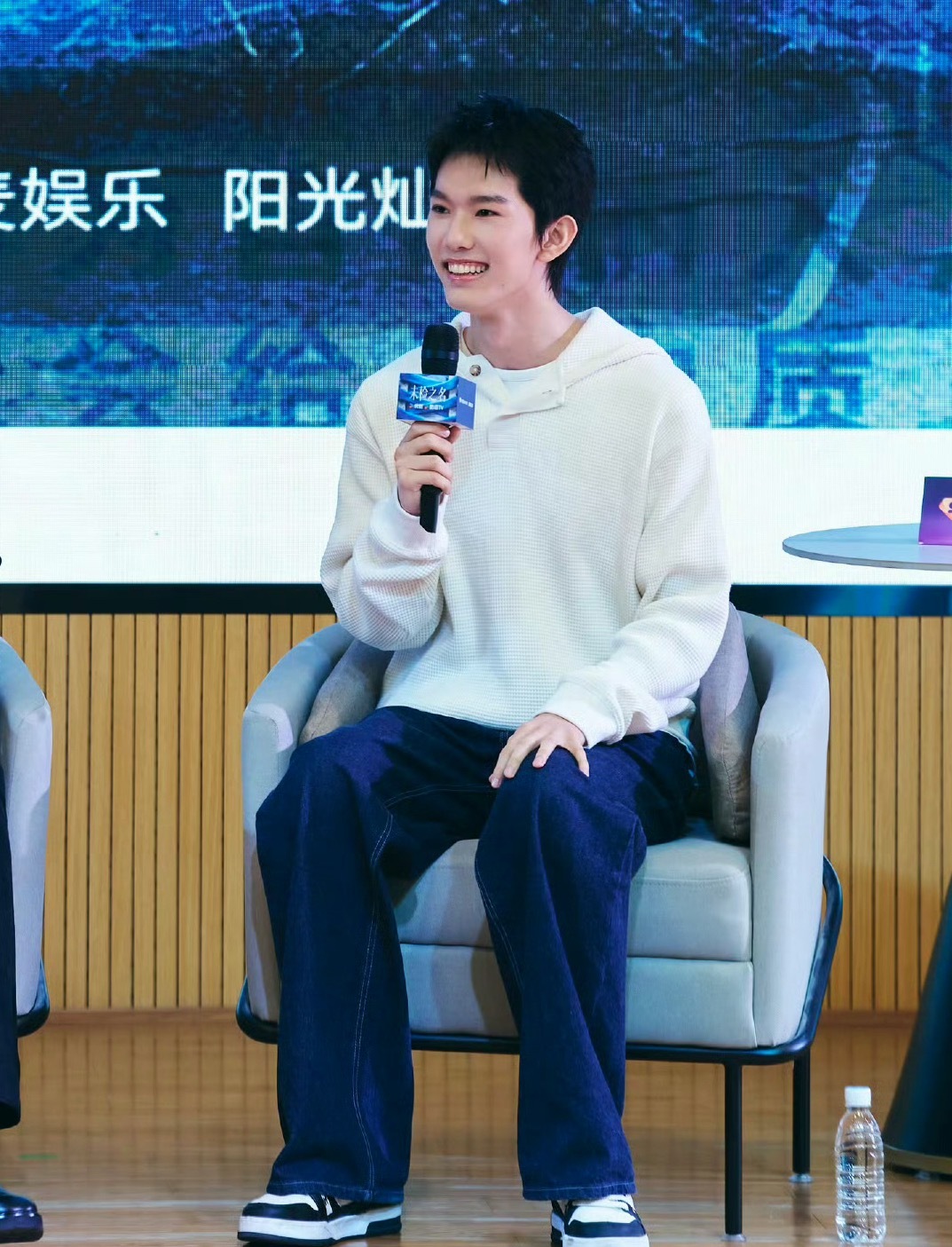 这是小🐽吧笑这么灿烂 
