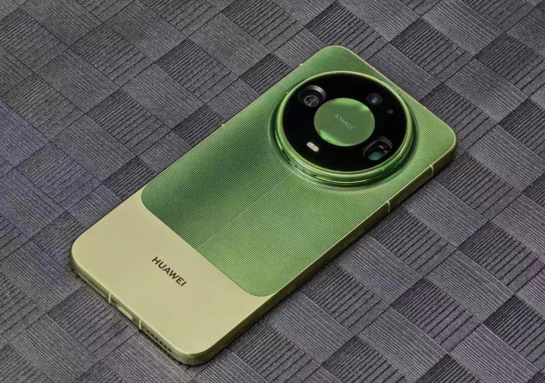 Mate90这拼色后盖真的长在审美上✨
这次Mate90一改沉闷商务感，背板上下