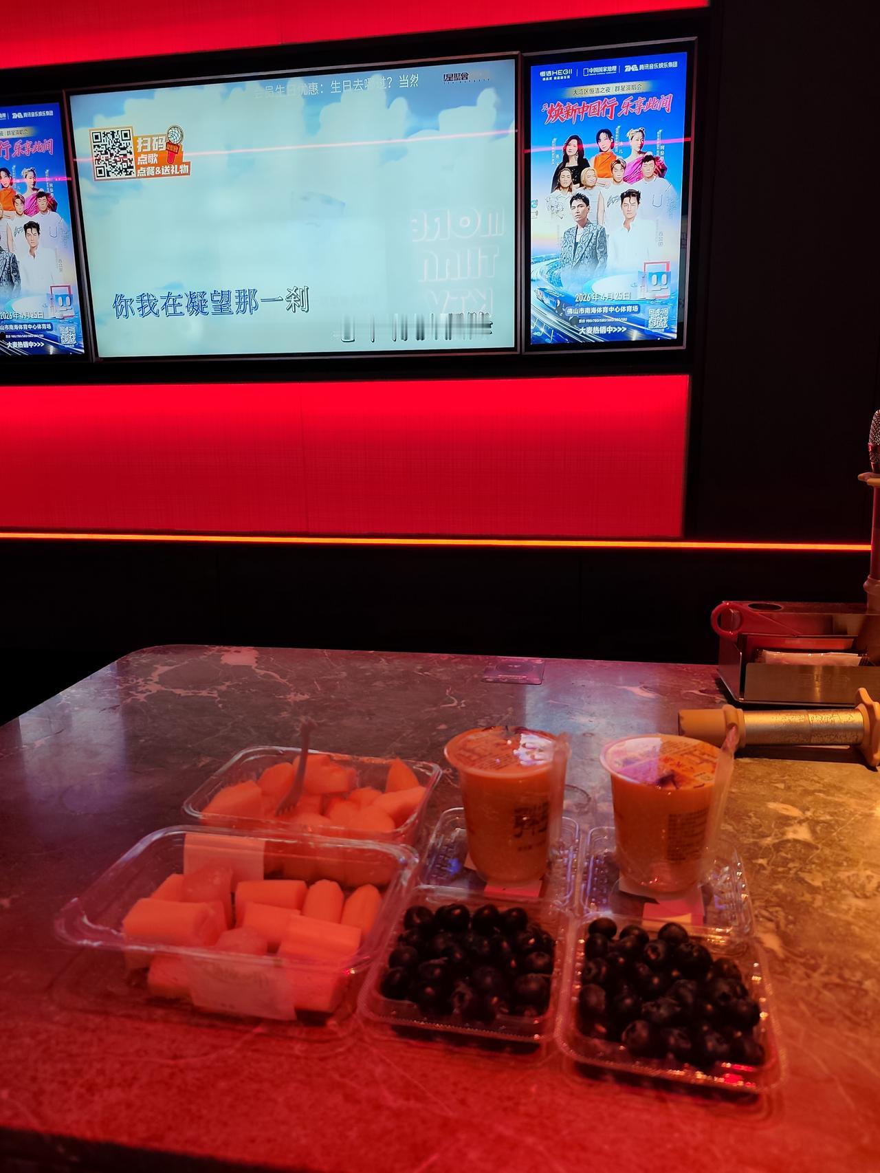 莫老板说以前得闲就唱K的，现在已经没有时间唱K了，我记得在广州天河那边有一间堂会