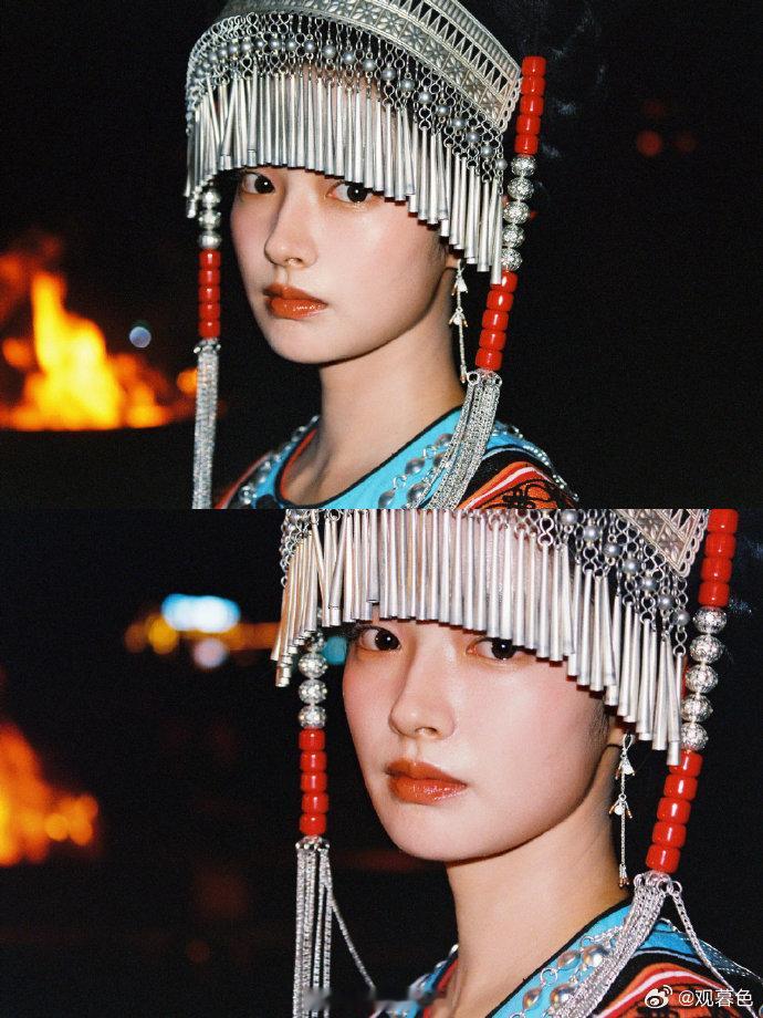 徐若晗火做的夜晚 篝火明灭间，她静静地站在光影里，任由火光在发丝间流转。这份不加