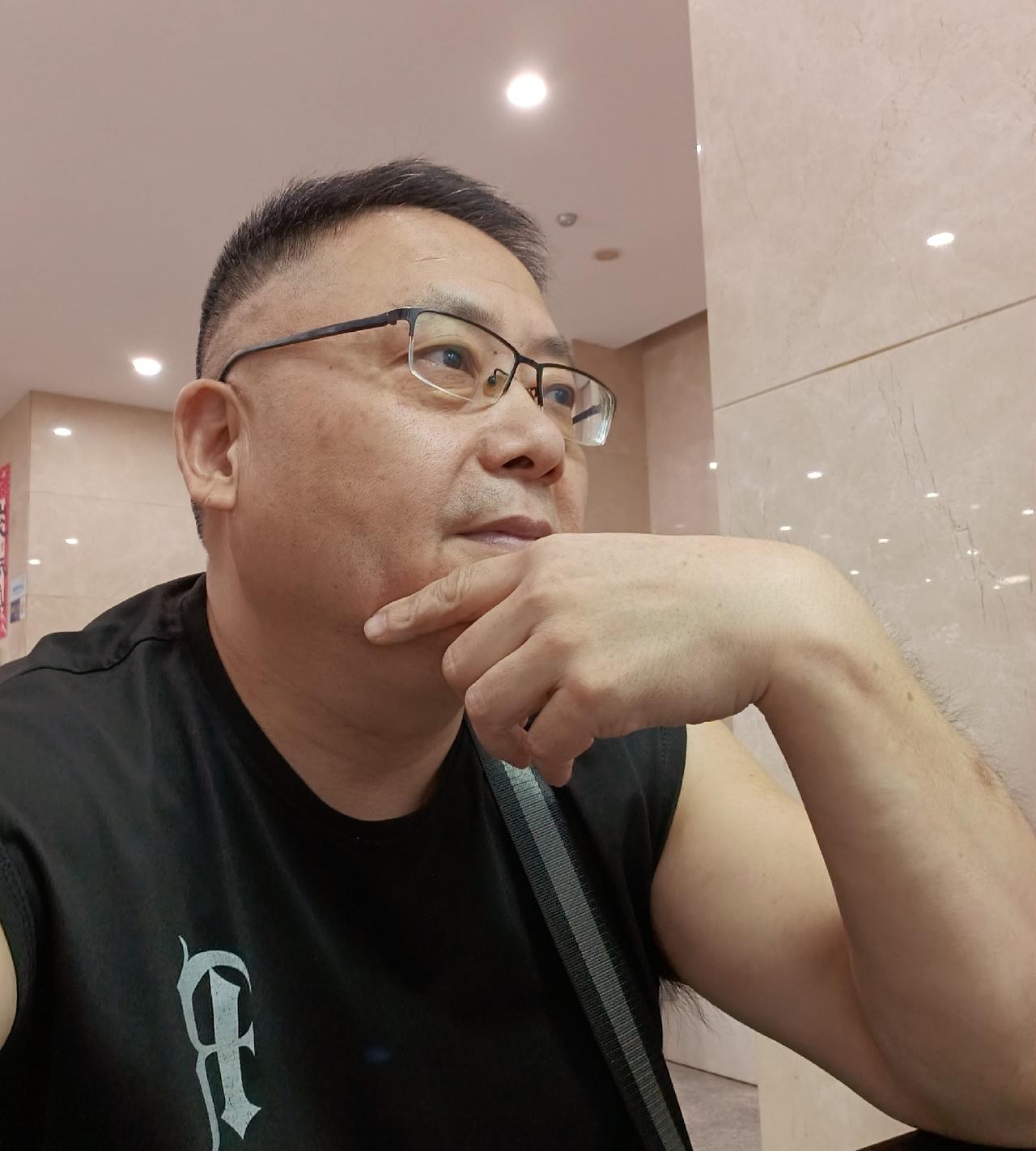 昨天下午，在书柜中，无意在一本《古代汉语》中，翻看到了一张火车票。

已经发黄，