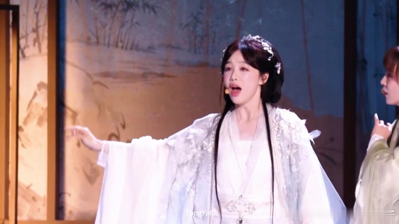 徐梦洁居然没演过古装冷夜 好美好好听 徐梦洁《冷夜》舞台证明了她就是古装脸！眉眼