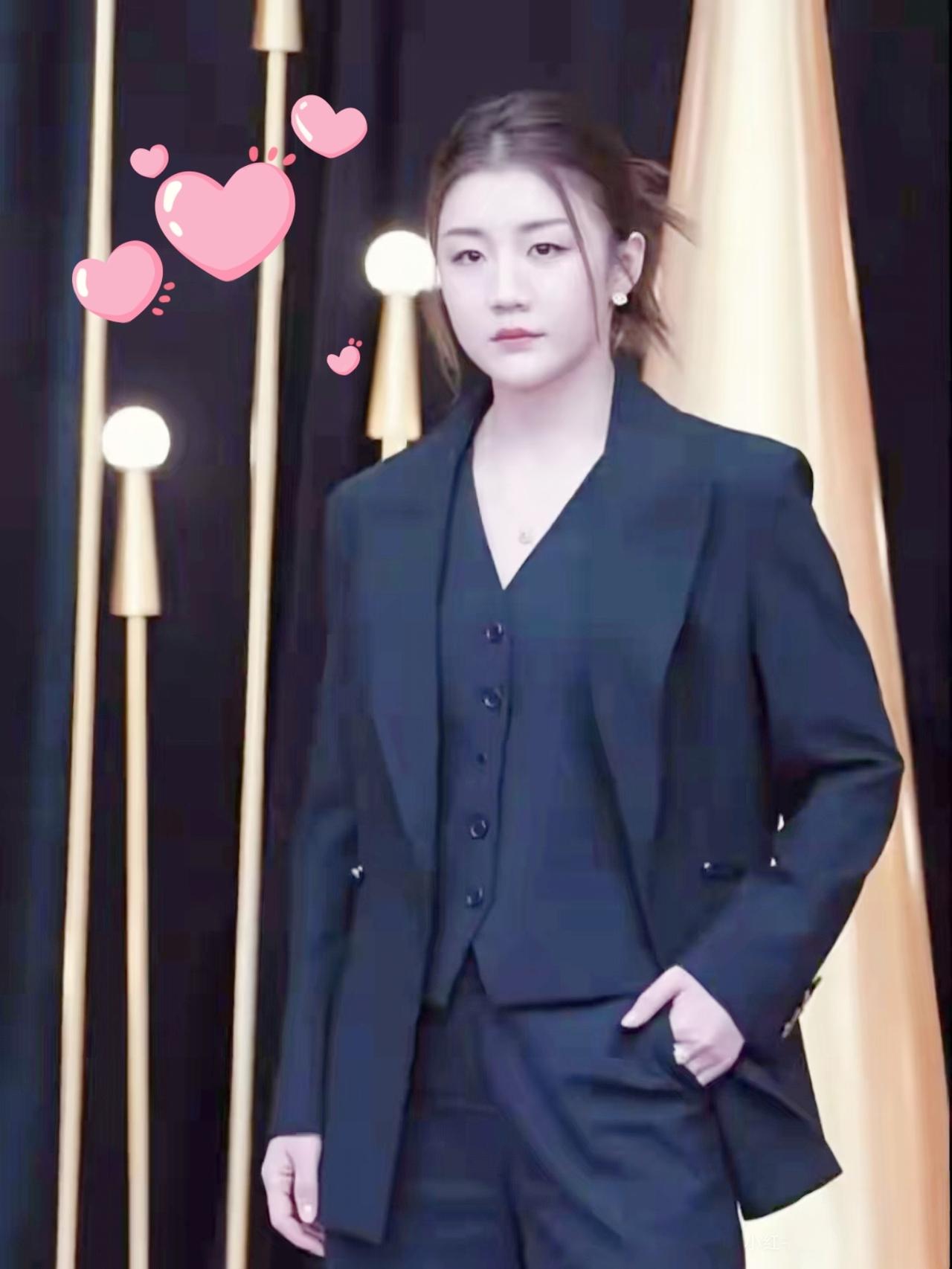 陈梦穿西装真绝了！
陈梦不仅在乒乓球领域拥有超高水平，赛场外的时尚表现力也相当亮