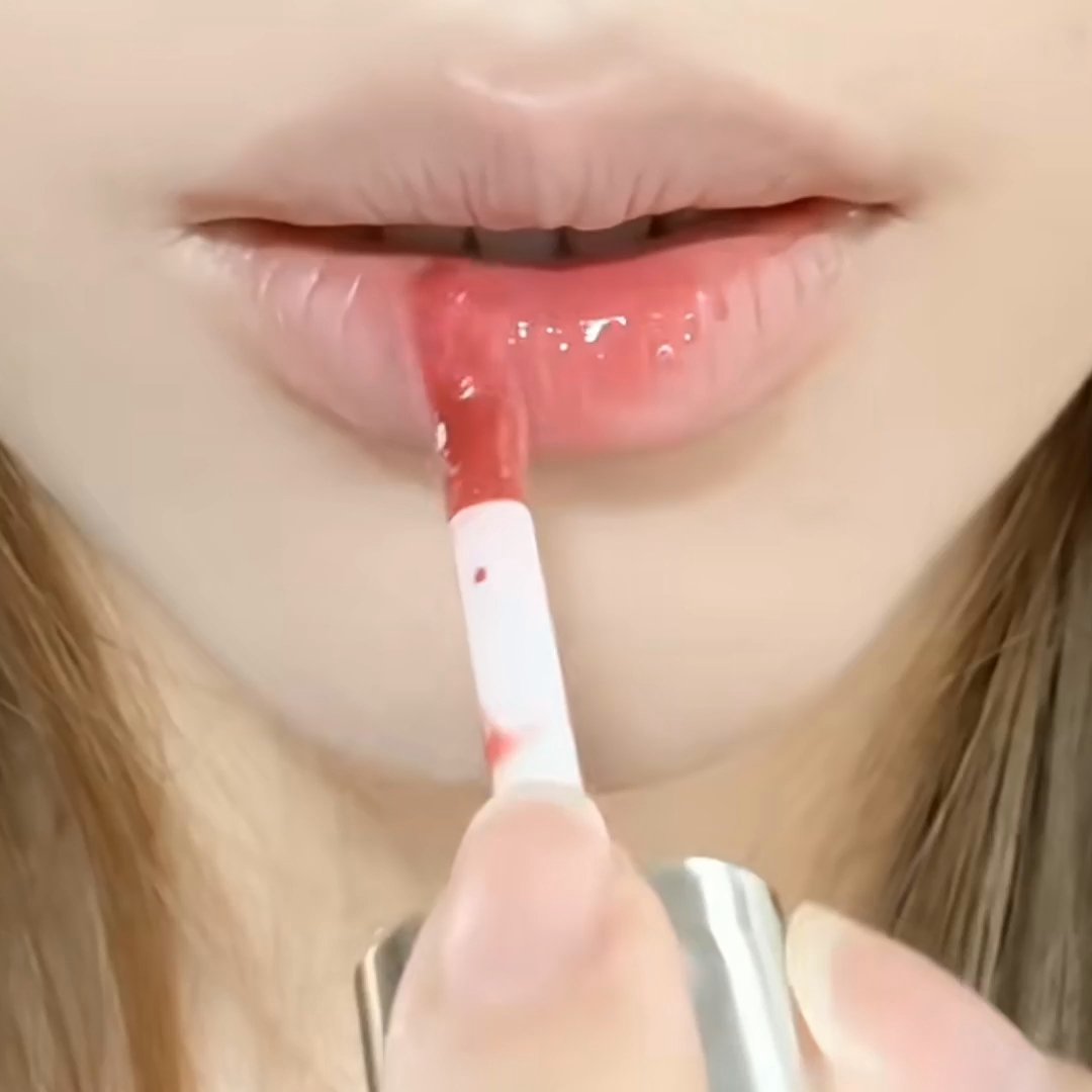 冰透苹果红它不是那种死板的正红，而是带着一丝粉调的嫩苹果红，涂上瞬间减龄5岁！上