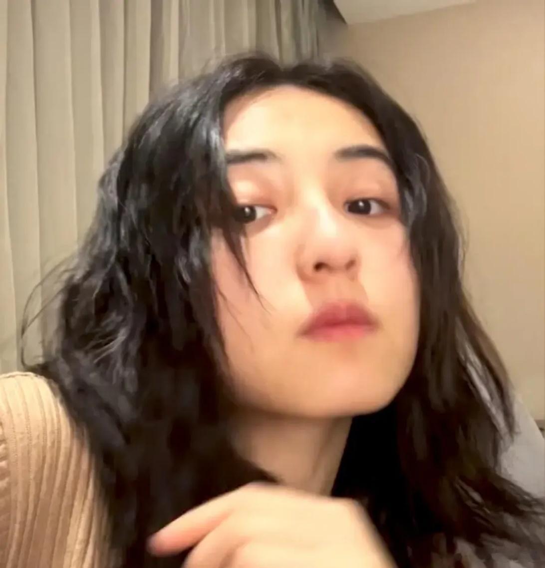 张子枫不工作时就喜欢秀素颜！妹妹从来不挑角度，天然脸俏皮灵动，充满小女生的活力。