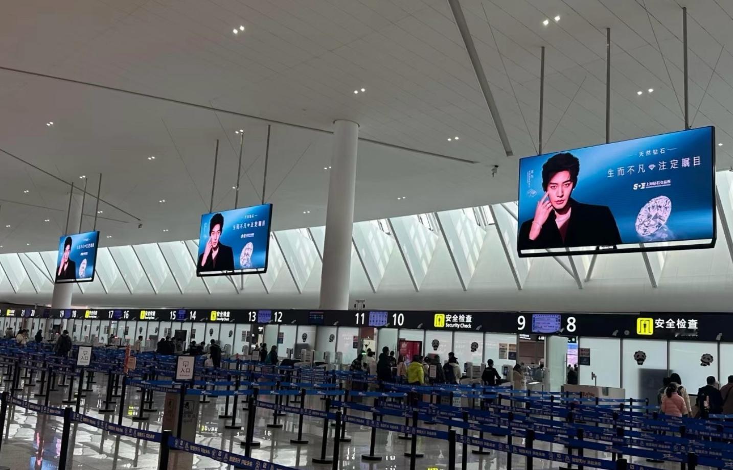 邓为情人节也有这么多的物料他从不是张扬夺目的类型🌟，却靠踏实和真诚，攒下了一路