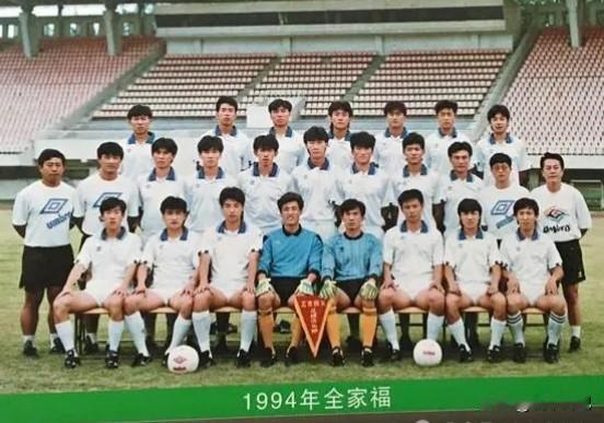 据说这是1994年北京国安征战甲A联赛时的第一张全家福。清晰度虽然差了点，但是还