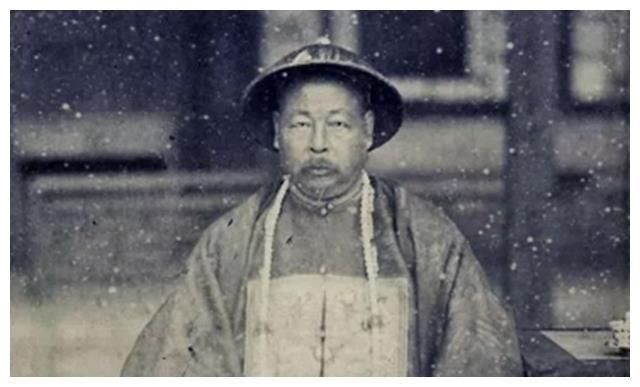 1876年，一个32岁的湖南人带着一万三千兵马，从甘肃酒泉出发，一头扎进了茫茫大