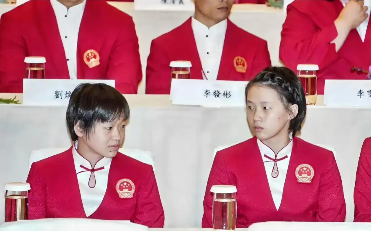 全红婵神情很像她妈妈哦，如果她妈妈小时候有条件学跳水，应该也不差吧[偷笑]毕竟全