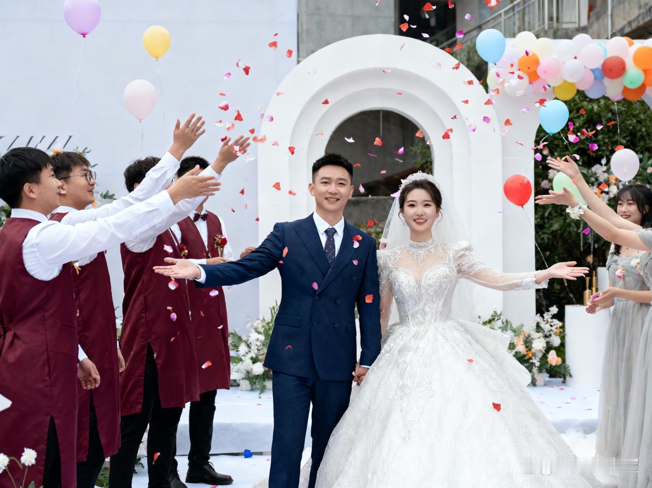 现在越来越多年轻人不想结婚了。从价值交换角度看，结婚得图个性价值、经济价值或情绪