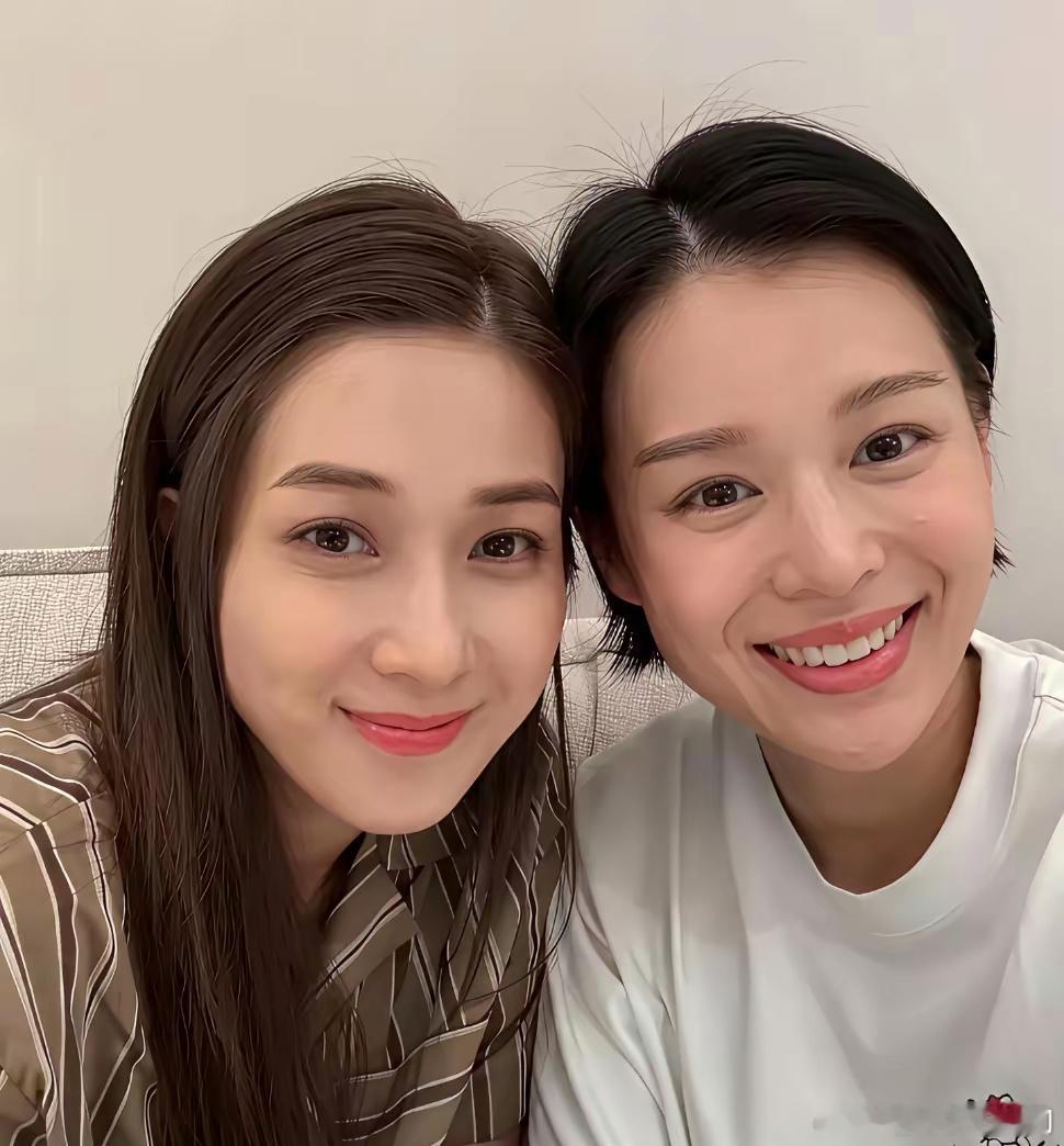 在寸土寸金的香港，贵为视后也难买豪宅，你看胡杏儿和钟嘉欣聚餐，餐厅拥挤 ​​​