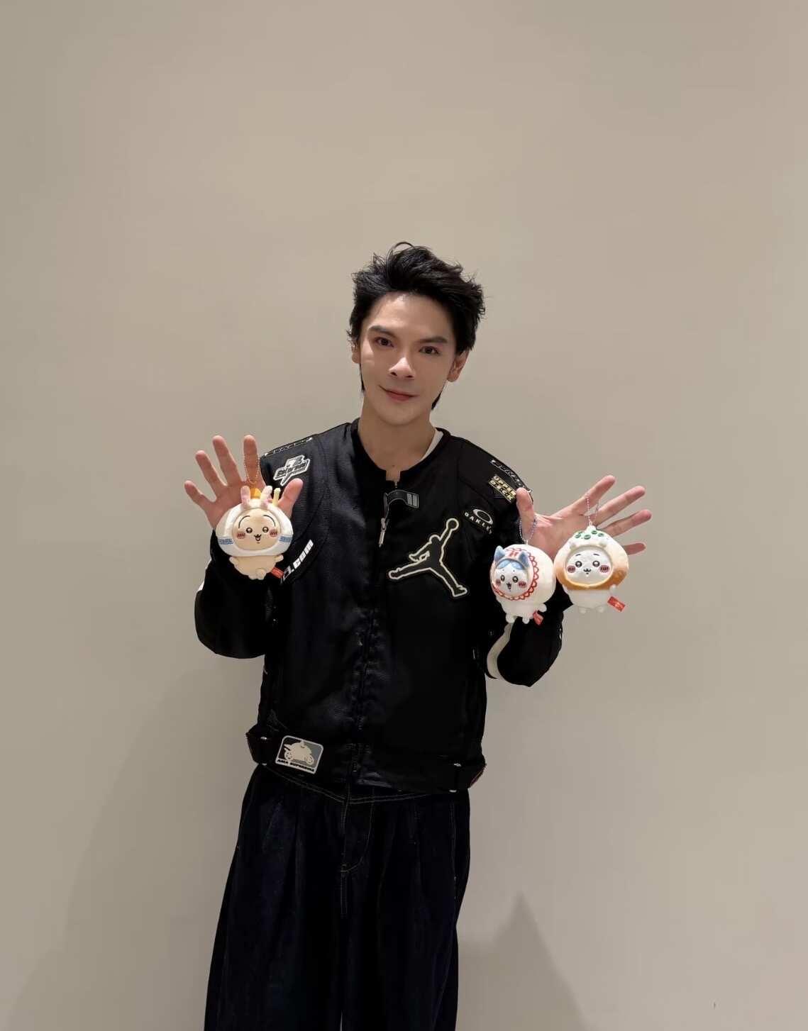 上海特展chiikawa 向佐居然也喜欢吗🤨
[偷笑][偷笑]没想到这次请了明
