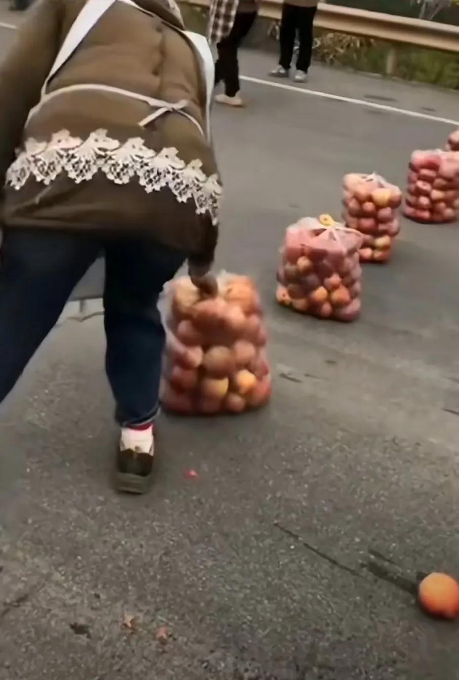 “让我们走投无路，就让你们无路可走。”果农们心里可能就是这样想的。经济不好，大家