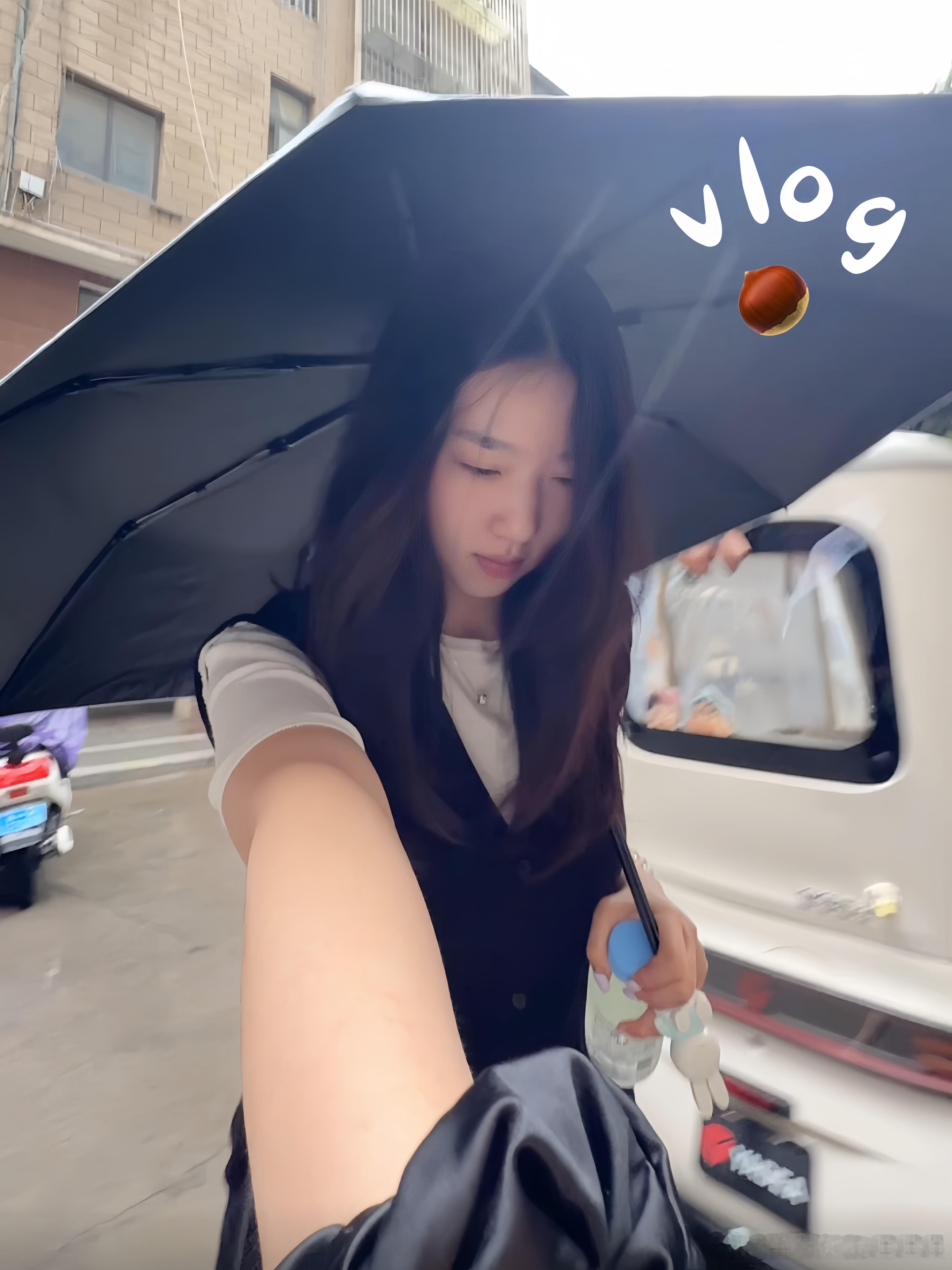 吃饭ing 大家吃没今天心情特别好哟我决定了这个月底把最近的库存发完 等九月份努