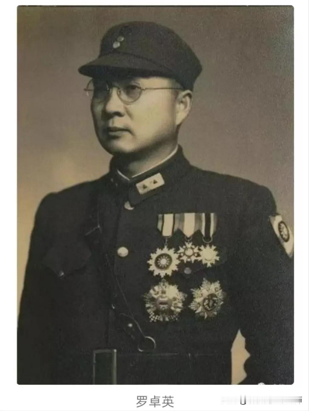 其本人名片一张
​CBI臂章一枚
​驻滇干训团臂章一枚
​美国公谊服务委员会纪念