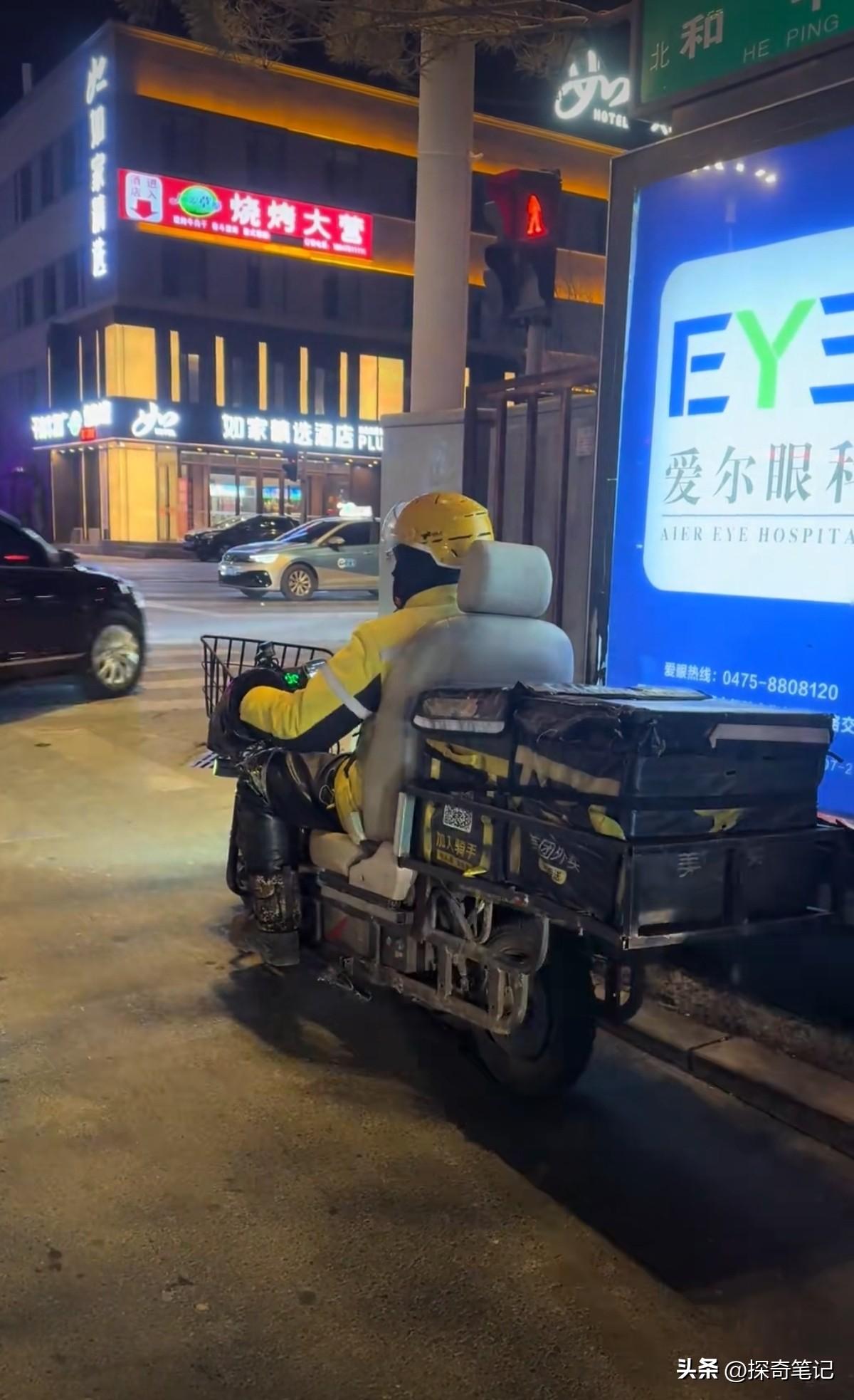 路上看见个最会享受的外卖小哥，电动车座椅被改造成了个大沙发。这种加长版的载重王，