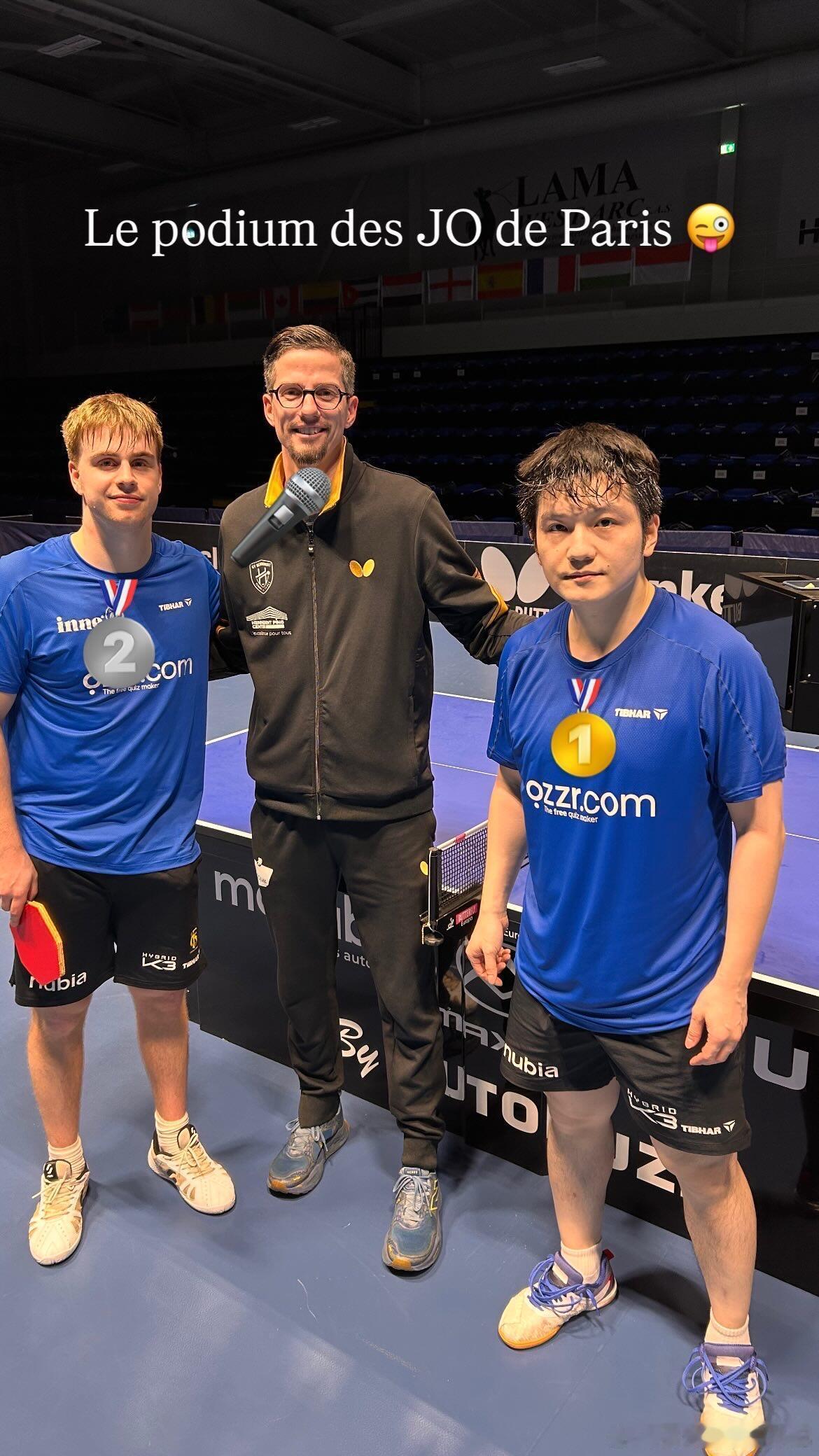 樊振东莫雷加德合影！ 两个人看起来刚刚练完球，头发上的汗水还没干 