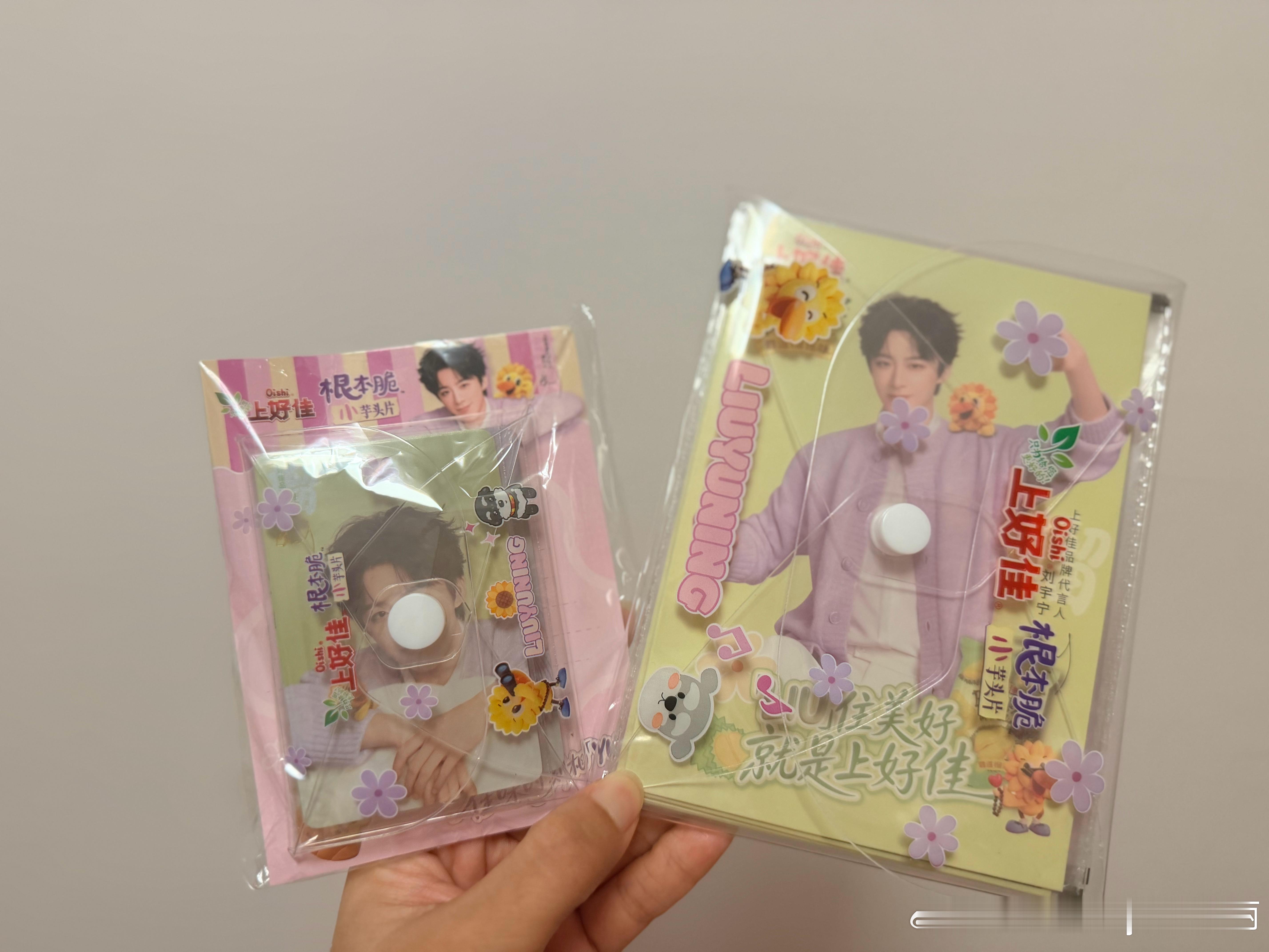 没有大黄鸟只有孤零零的小卡和明信片哈哈哈哈好多人有大黄鸟啊～羡慕～～摩登兄弟[超