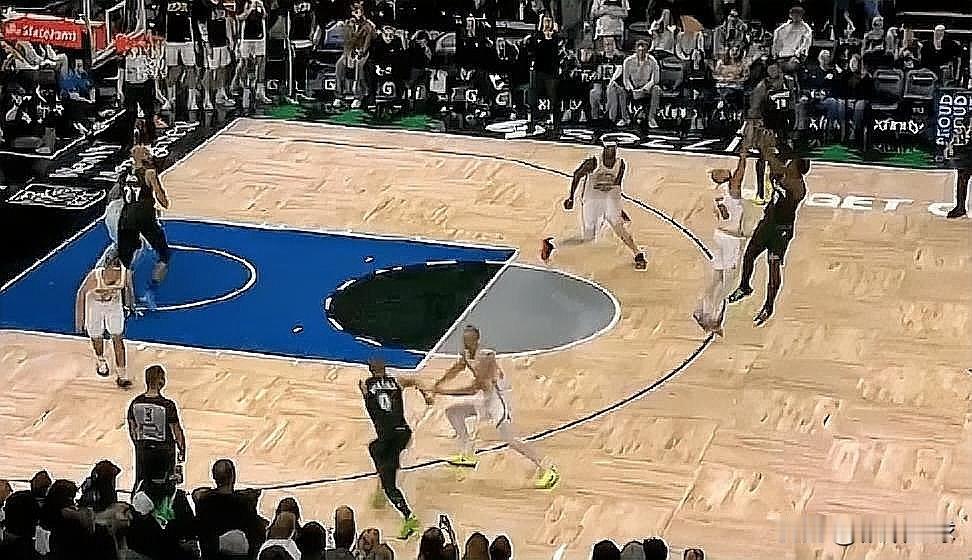 华子终于支棱起来了一回！在今日森林狼对阵凯尔特人的末节中，爱德华兹连续运球，失误