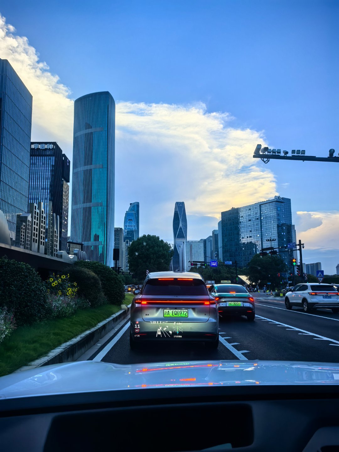 来杭州了朋友们，极氪的楼真好真大气[doge]  ​​​