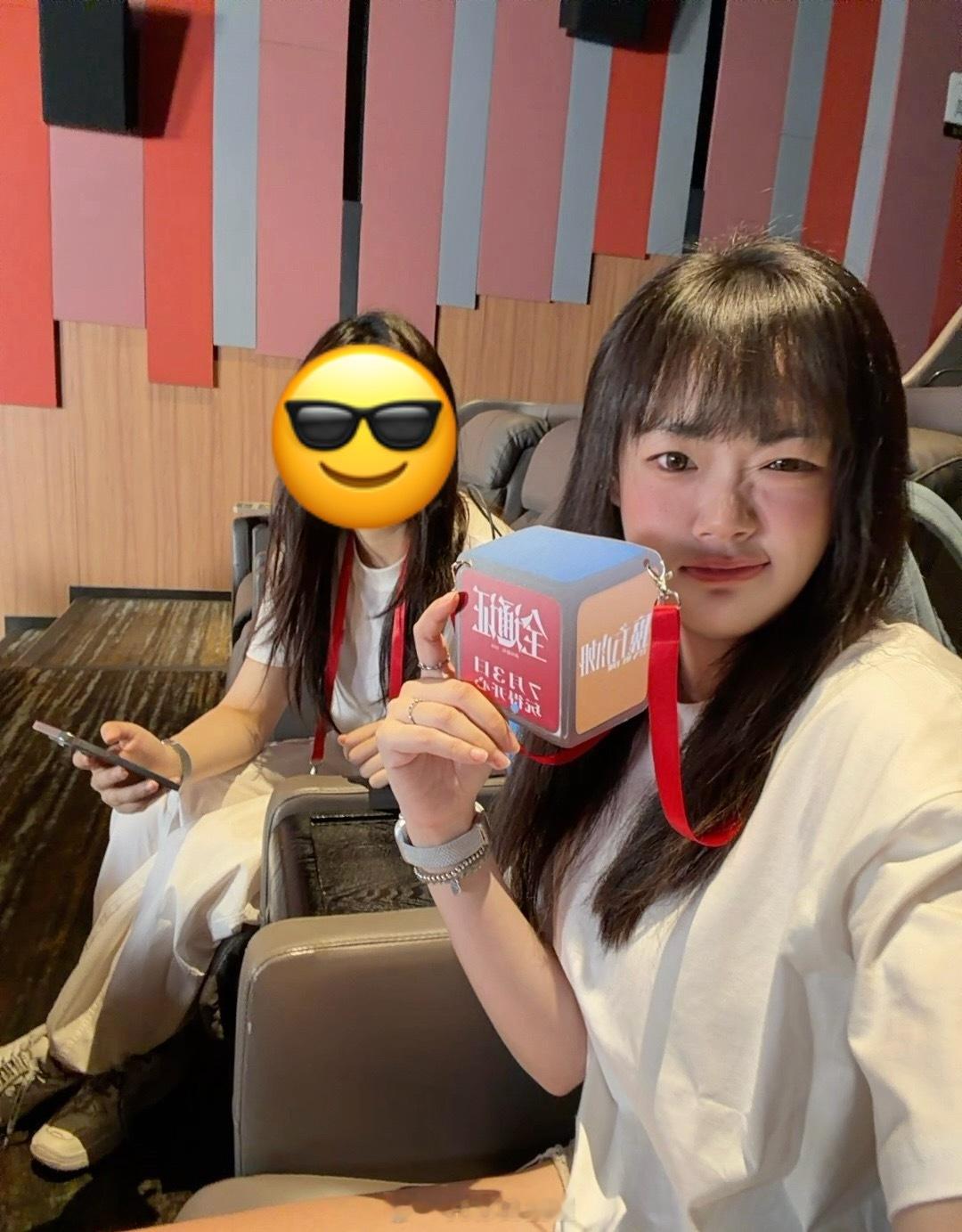又被朋友哄了）这会儿在家流泪。 