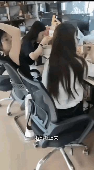 人性是最复杂的东西！在面对比自己强大的人时，人的本性会因为忌惮， 从而表现出足够