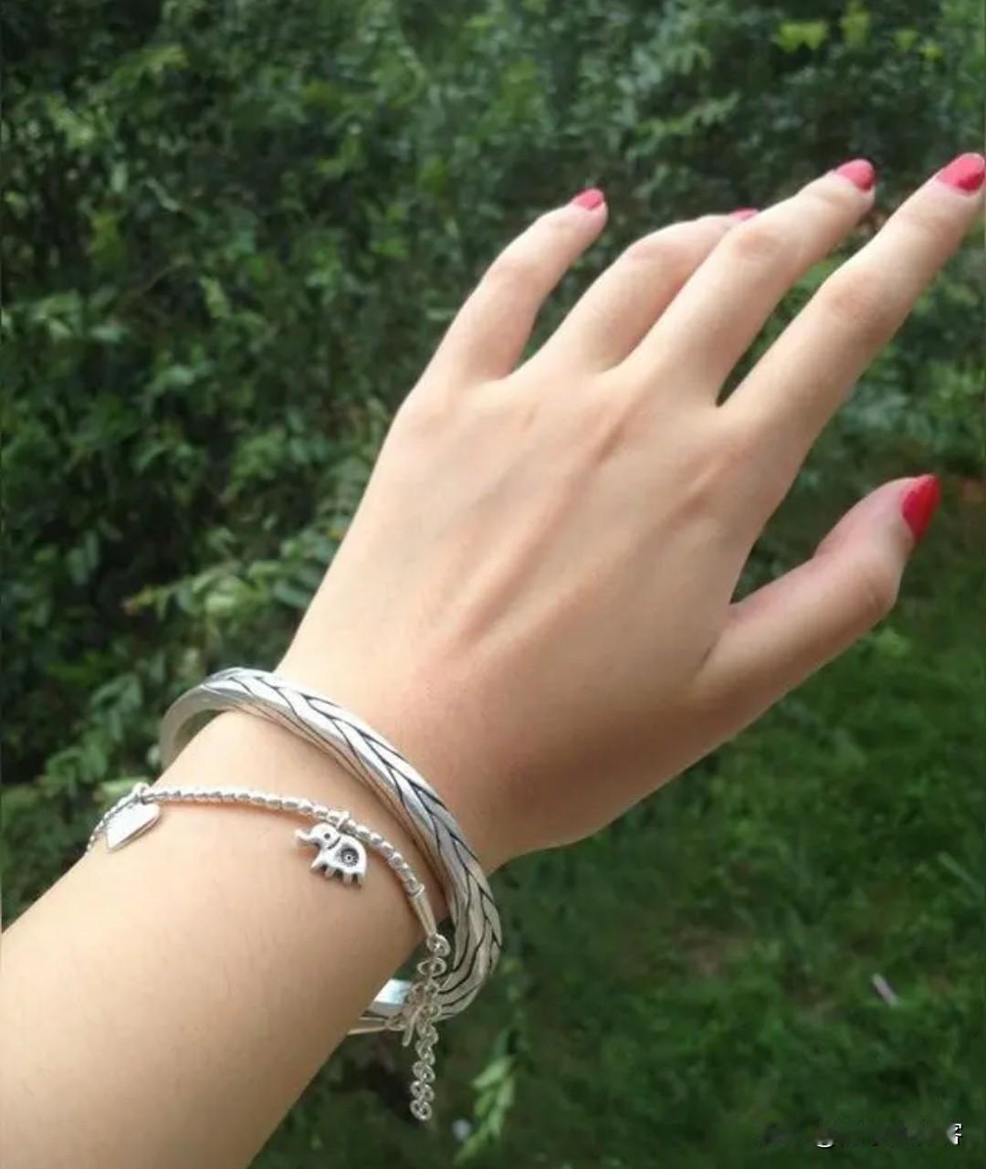 为了糊口，
靠这双手，
能做什么，
请指条路。
普通人谋生路 练练手技 让我找到